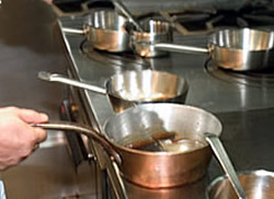 Kookpot op het fornuis voor het maken van bruine fond